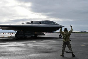 Oanh tạc cơ tàng hình B-2 Spirit.