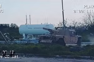 Bệ phóng LAND-LGR4 gắn trên xe Humvee M1152A1 của Ukraine. 