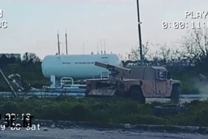 Bệ phóng LAND-LGR4 gắn trên xe Humvee M1152A1 của Ukraine. 