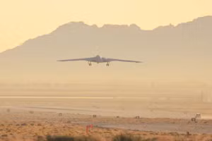 Máy bay B-21 Raider lần đầu cất cánh.