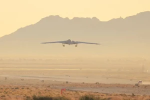 Máy bay B-21 Raider lần đầu cất cánh.