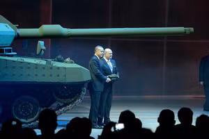  Tổng thống Recep Tayyip Erdogan đến thăm nhà máy sản xuất Altay.