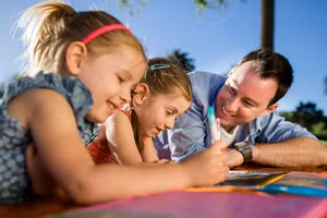 Bạn bè không nhất thiết phải giống nhau hoàn toàn. (Ảnh: ITN)