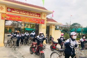 Học sinh Nam ĐỊnh đi học trở lại sau kỳ nghỉ Tết. 