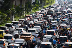 Nhiều người dân bỡ ngỡ khi không biết thông tin điều chỉnh các nút giao, có người bất chấp nguy hiểm đi ngược chiều.