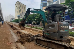 Đường dẫn lên đường Vành đai 3 trên cao "ngập" trong bùn đất.