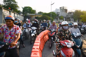 Cầu Long Biên lập rào chắn ngăn xe ba gác, ô tô