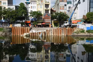 Hơn 20m đường bỗng bị sụt lún nghiêm trọng.