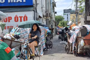 Rác thải chất đống tại nhiều tuyến phố.