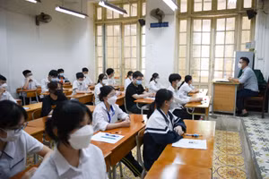 Thí sinh Hà Nội bước vào môn thi thứ 2 kỳ tuyển sinh lớp 10.