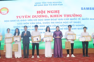 Đồng chí Nguyễn Thanh Hải - Bí thư Tỉnh ủy Thái Nguyên và ông Lee Byeong Kuk - Tổng Giám đốc Samsung Electronics trao thưởng cho các học sinh đạt giải cao