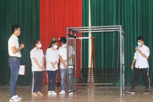 Các em học sinh trường THPT Ngô Quyền (TP Thái Nguyên) thuyết trình, báo cáo kết quả quá trình thiết kế, chế tạo xích đu 