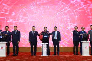 Các đồng chí lãnh đạo tỉnh Thái Nguyên và đại biểu ấn nút khai trương ứng dụng ThaiNguyen ID, tháng 12/2021