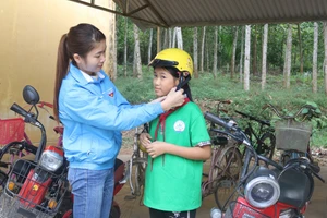 Thầy cô trường Tiểu học Yên Ninh (Phú Lương, Thái Nguyên) hướng dẫn học sinh tham gia giao thông an toàn