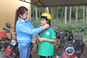 Thầy cô trường Tiểu học Yên Ninh (Phú Lương, Thái Nguyên) hướng dẫn học sinh tham gia giao thông an toàn