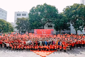 Nhà giáo Trường Đại học Ngoại thương đón nhận Kỷ niệm chương Bộ GD&ĐT trao tặng.