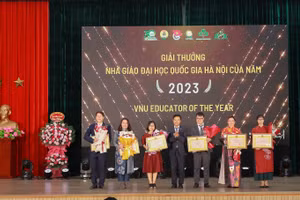 Giám đốc ĐHQGHN Lê Quân trao thưởng cho giảng viên, nhà khoa học. 