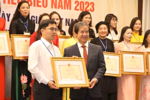 Bộ trưởng Nguyễn Kim Sơn trao bằng khen cho thầy giáo Hà Văn Thạo. 