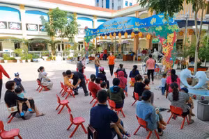 Học sinh các cấp học trên địa bàn TP. Điện Biên Phủ dừng đến trường để phục vụ công tác lấy mẫu và truy vết. 