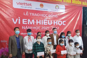 Học sinh xã Ngối Cay nhận học bổng Chương trình “Vì em hiếu học”.