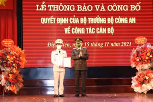 Đại tướng Tô Lâm, Ủy viên Bộ Chính trị, Bộ trưởng Bộ Công an trao quyết định cho Đại tá Ngô Thanh Bình.