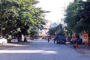 Người dân huyện Phù Yên (Sơn La) được yêu cầu không ra khỏi nhà từ 22 giờ đêm hôm trước đến 5 giờ sáng hôm sau.