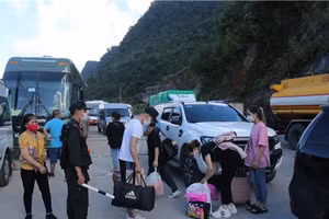 Công dân được đưa đi cách ly bằng xe vận tải chuyên dụng.