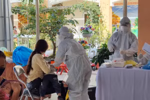 Lực lượng y tế lấy mẫu xét nghiệm đối với giáo viên, học sinh các trường học trên địa bàn thành phố Điện Biên Phủ.