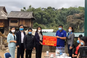 Bà Lò Thị Thời (thứ 4 bên trái) - Phó Giám đốc Sở GD&ĐT Điện Biên trao tiền hỗ trợ cho gia đình thầy giáo Lò Văn Lan. Ảnh: Sở GD&ĐT Điện Biên.