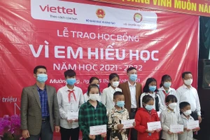 Học sinh xã Ngối Cay nhận học bổng Chương trình “Vì em hiếu học”.