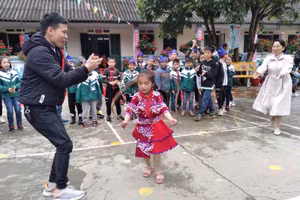 Mái trường mến yêu hiện lên đầy dung dị qua góc nhìn của thầy giáo vùng cao Hà Văn Mười. Ảnh NVCC.