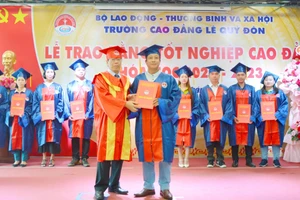 ThS Nguyễn Minh Thanh, Quyền Hiệu trưởng trao bằng tốt nghiệp và chúc mừng 193 sinh viên.