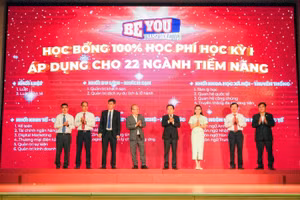 Các lãnh đạo đại diện HIU, doanh nghiệp, khoa – viện trong nghi thức kích hoạt học bổng 100% học phí học kỳ I áp dụng cho 22 ngành tiềm năng.