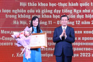 Thứ trưởng Nguyễn Văn Phúc (phải) trao bằng khen cho bà Nguyễn Thị Thu Đạt, Giám đốc Phân viện Puskin.