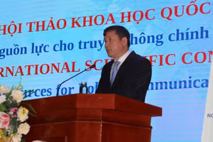 GS.TS Lê Văn Lợi, Phó Giám đốc Học viện Chính trị quốc gia Hồ Chí Minh, phát biểu tại Hội thảo.