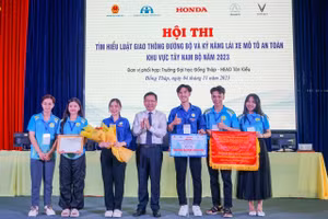 Đại diện BTC Hội thi trao giải cho đội đoạt giải nhất.