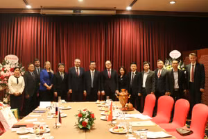 Các đại biểu chụp hình lưu niệm.