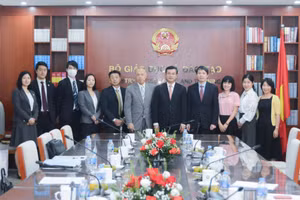 Các đại biểu chụp hình lưu niệm.