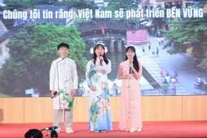 Lưu học sinh nước ngoài dự thi trong trang phục áo dài Việt Nam.