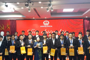 Thứ trưởng Bộ GD&ĐT Ngô Thị Minh trao quà cho đoàn học sinh Olympic và Khoa học kỹ thuật năm 2023.