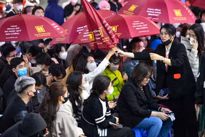 Người dân đội mưa, xếp hàng trong đêm chờ mua vàng ngày vía Thần Tài