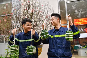 Chiến sĩ Công an quận Bắc Từ Liêm quây quần gói bánh chưng đón Tết