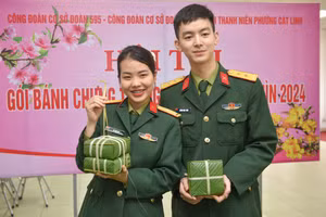 Những người lính tiêu binh trổ tài gói bánh chưng đón Tết