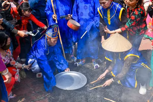 Người dân hào hứng xem thi kéo lửa thổi cơm tại làng Thị Cấm