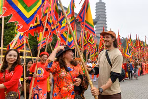 Hàng vạn du khách đến khai mạc hội chùa Bái Đính