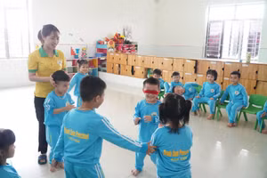 Giờ hoạt động trò chơi của cô giáo và trẻ Trường Mầm non Thanh Xuân (thị xã Hoàng Mai, Nghệ An).