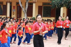 Cô trò Trường Tiểu học Châu Hội 1, huyện Quỳ Châu, Nghệ An múa điệu lăm vông truyền thống của dân tộc Thái.