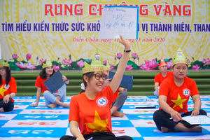 Em Nguyễn Phạm Khánh Linh (lớp 11A1, Trường THPT Diễn Châu 3, Nghệ An) xuất sắc trả lời đúng 30 câu hỏi của hội thi.