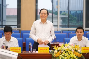 Bộ trưởng Bộ GD&ĐT Phùng Xuân Nhạ phát biểu tại buổi làm việc với tỉnh Nghệ An