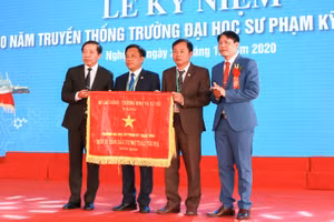 Trường Đại học SPKT Vinh (Nghệ An) nhận Cờ thi đua của Bộ Lao động, Thương binh và Xã hội